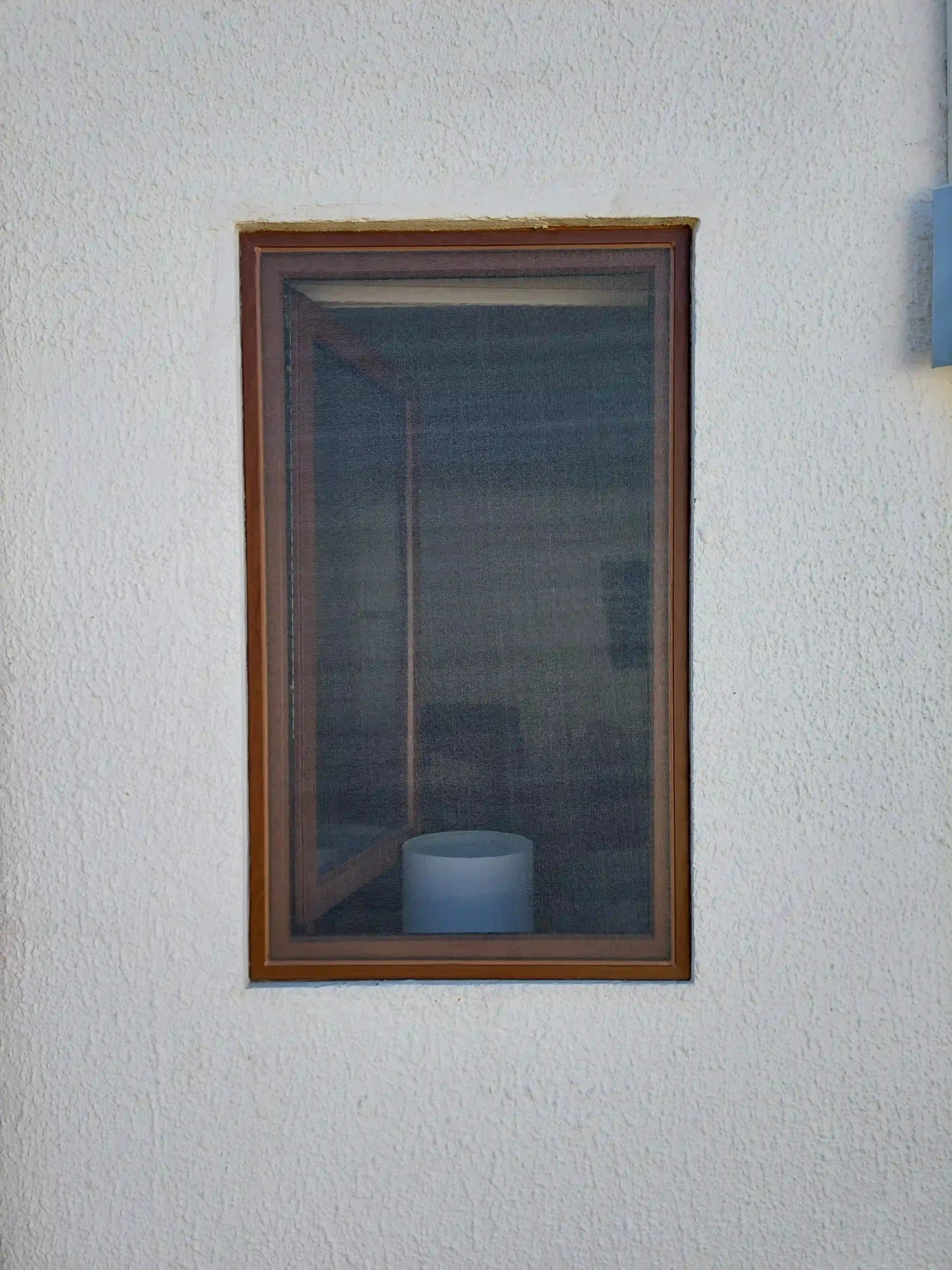 malla-mosquitera-color-cafe-en-ventana