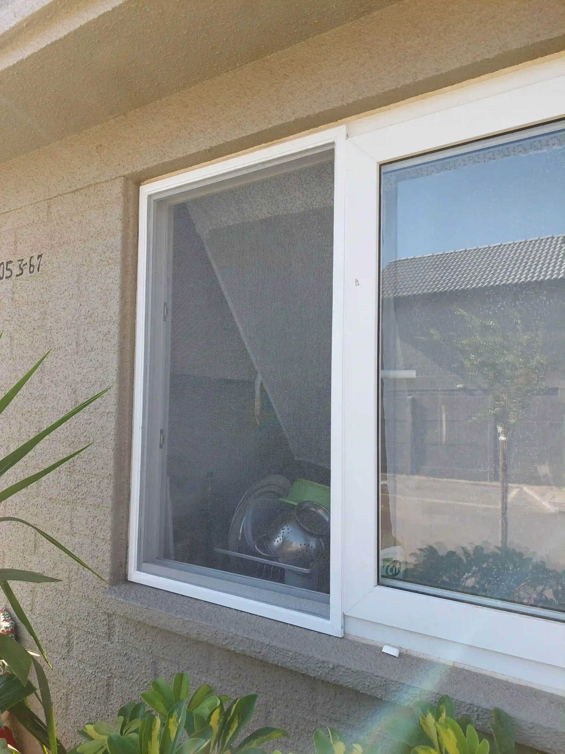malla-mosquitera-en-ventana-blanca
