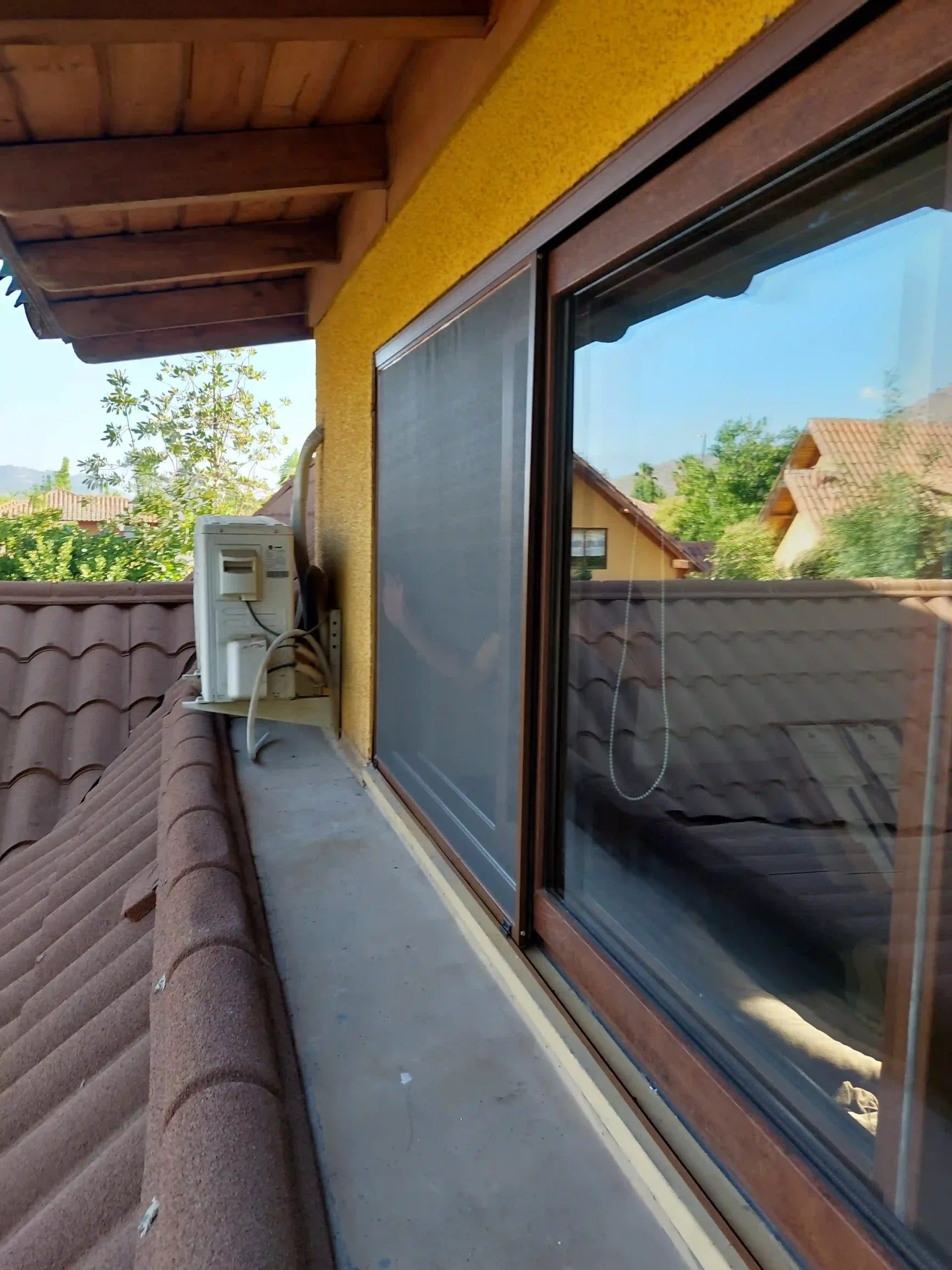 mosquitero-corredero-cafe-en-ventana