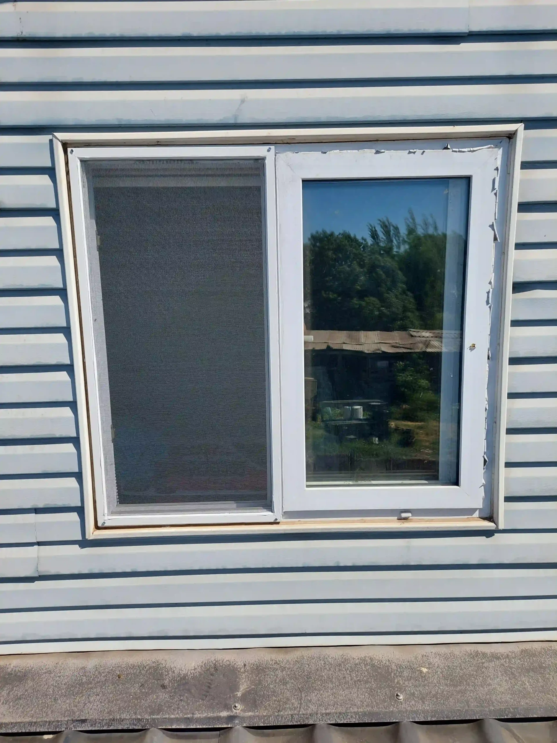 mosquitero-fijo-en-ventana-blanca
