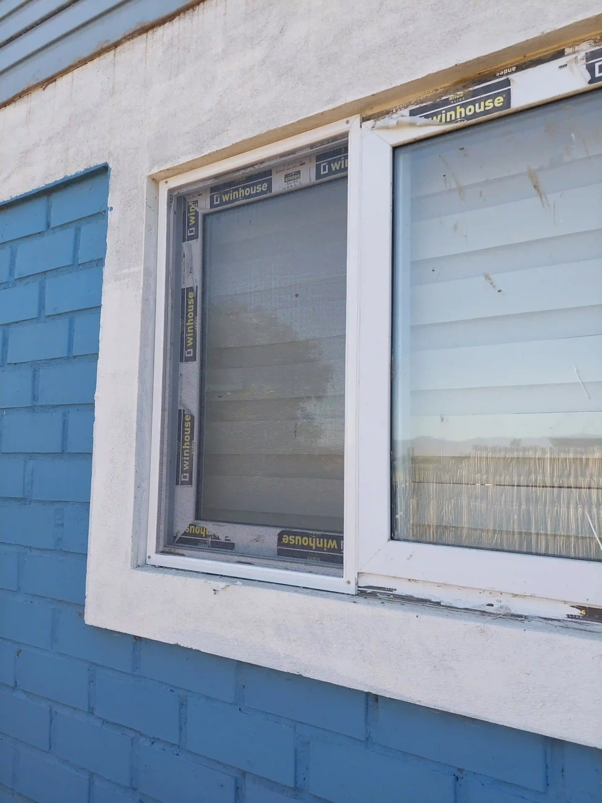 mosquitero-fijo-en-ventana-blanca