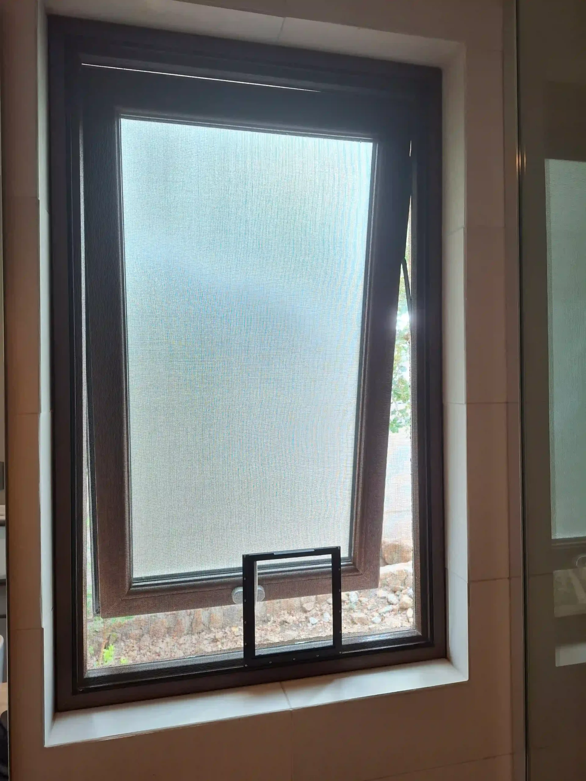 mosquitero-en-ventana-con ventanilla